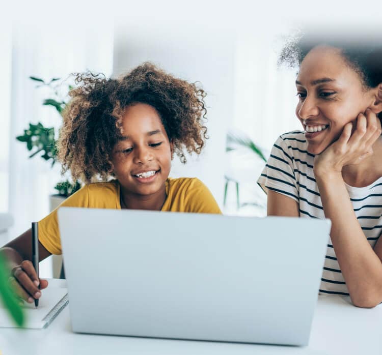 Madre e figlia che utilizzano un computer portatile per avviare Norton Family.