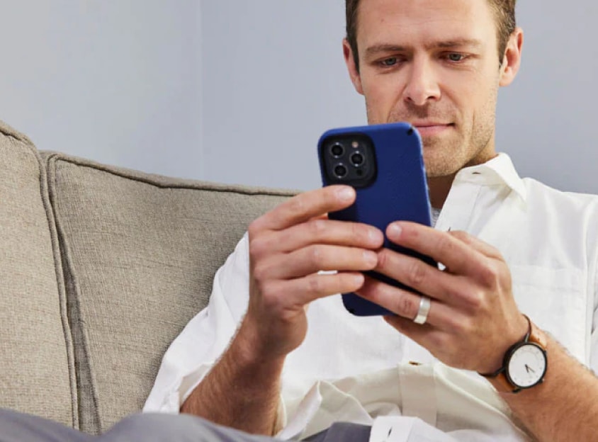 Un uomo che guarda un telefono