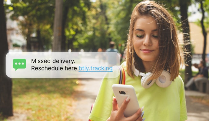 Protezione di messaggi di testo e chiamate - una donna controlla i messaggi sul telefono