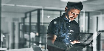 Uomo che utilizza un dispositivo tablet